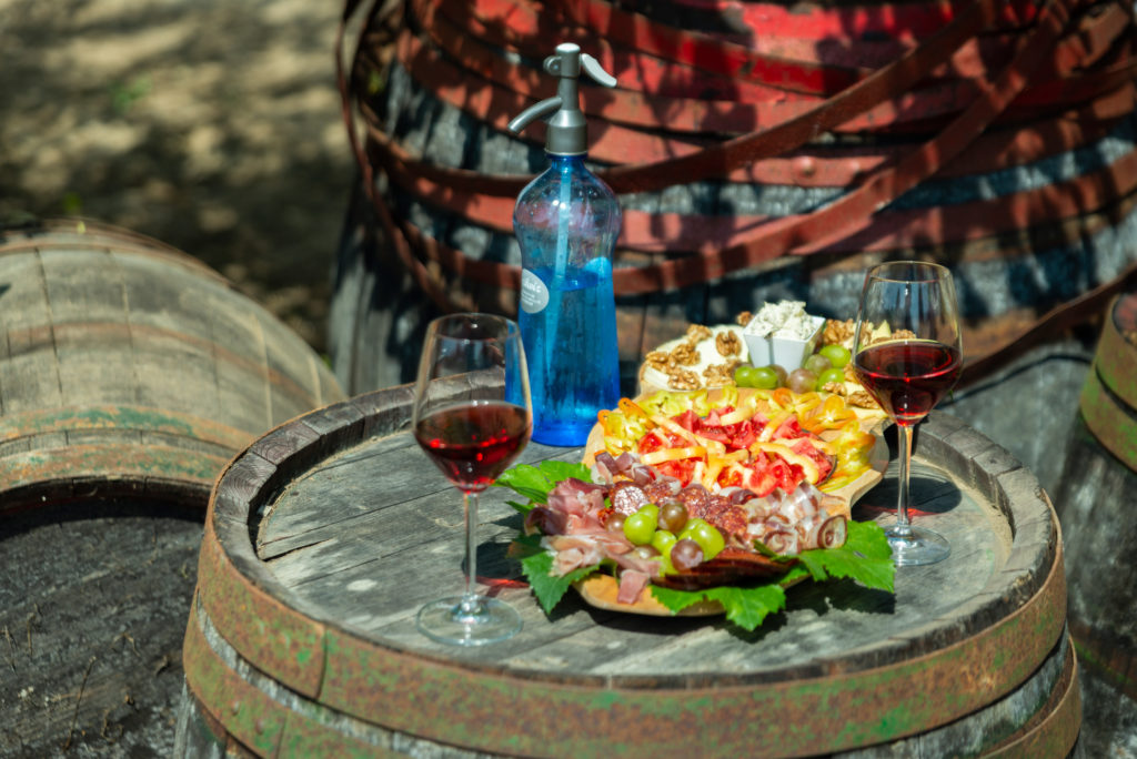 Sonkamúzeum, Bölcske, bor, sonka, vendéglátás, idegenforgalom, turizmus, falu, borászat, Tomolik, hordó,