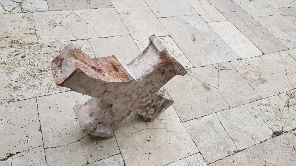 Letörték a székesfehérvári Országalma emlékmű keresztjét