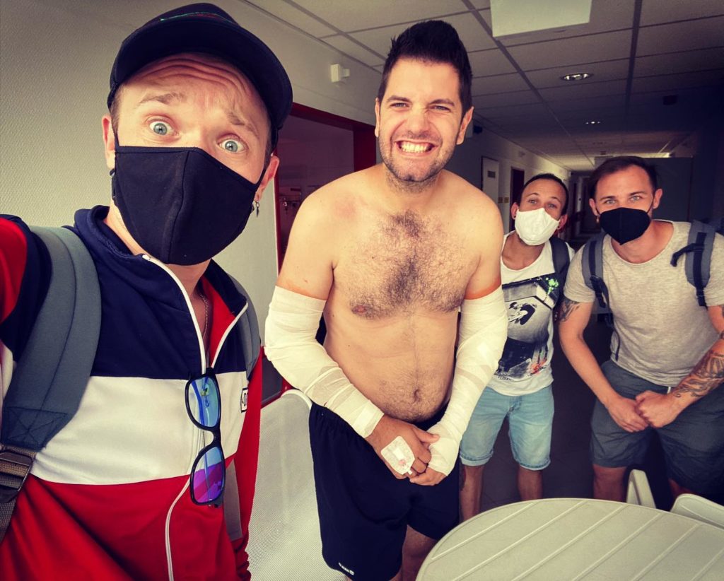 A Chain Bridge Pop együttes basszusgitárosa, Szombathelyi Dávid mindkét könyökét eltörte