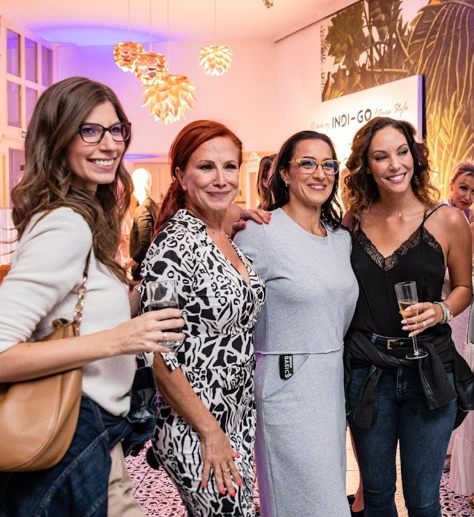 Stohl Luca, Détár Enikő, Fésűs Nelly és Szabó Dóri is modellként vonultak be a divatbemutatón