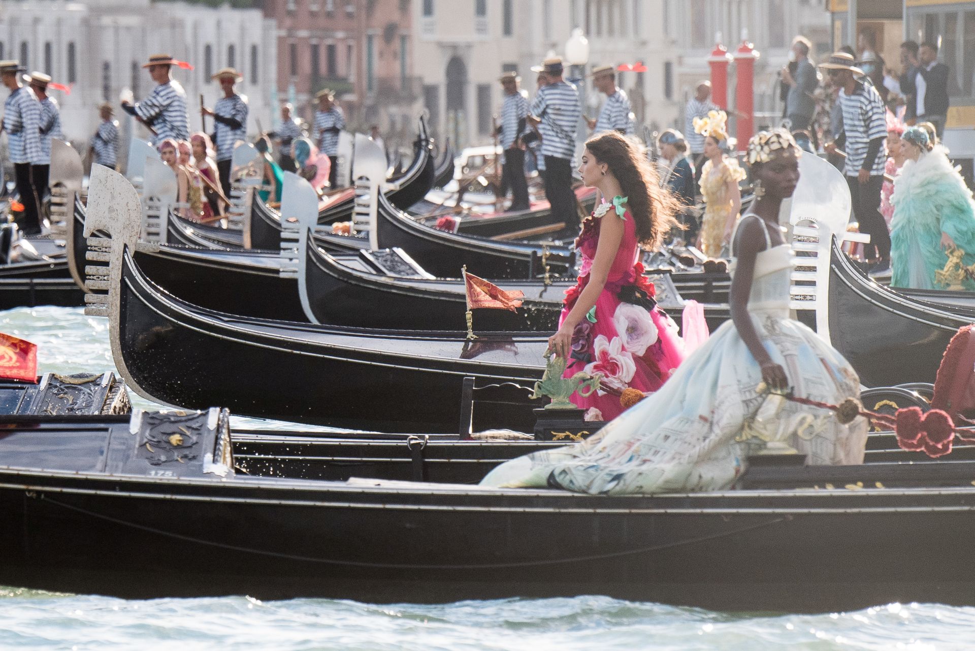 Deva Cassel gyönyörű pink estélyi ruhát mutatott be a Dolce&Gabbana Alta Moda divatshow-n.