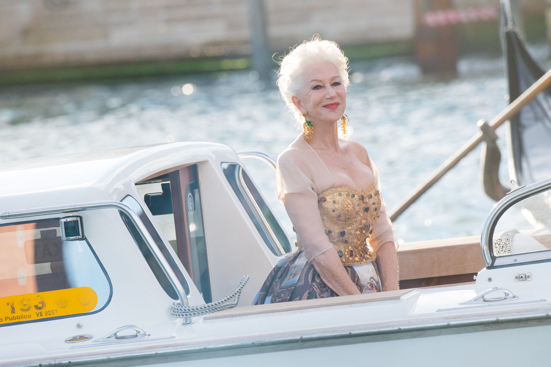 Helen Mirren a Dolce&Gabbana Alta Moda show helyszínére érkezik.