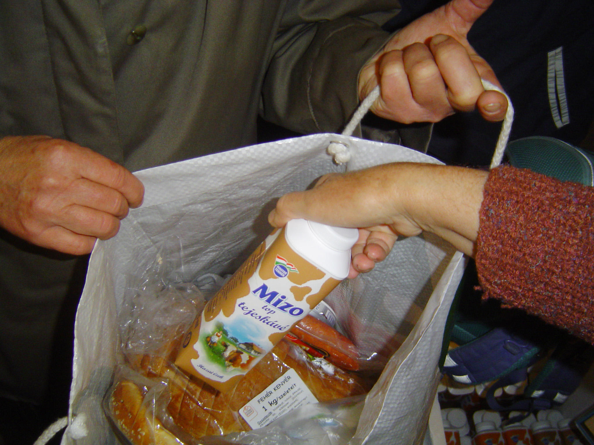 Egy sütemény árából több száz család jól lakik