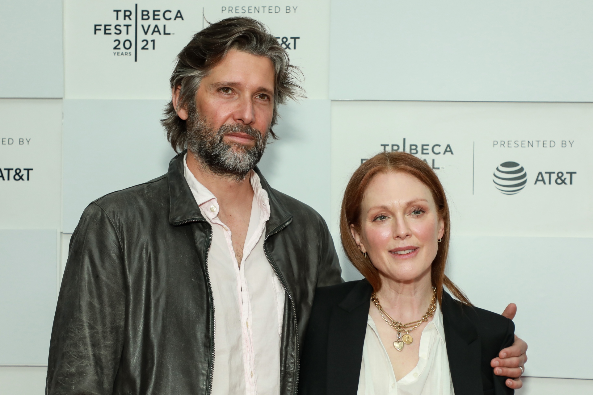 Julianne Moore fiatalabb férje