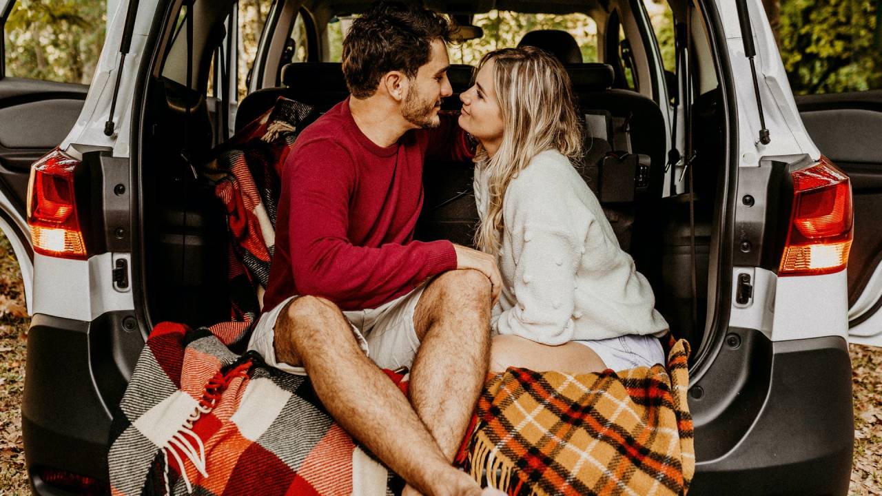 szerelmespár autóban