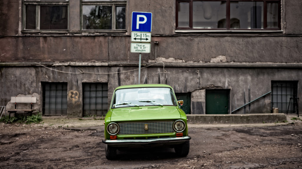 Imádja az internet a perzsaszőnyeg-Ladát