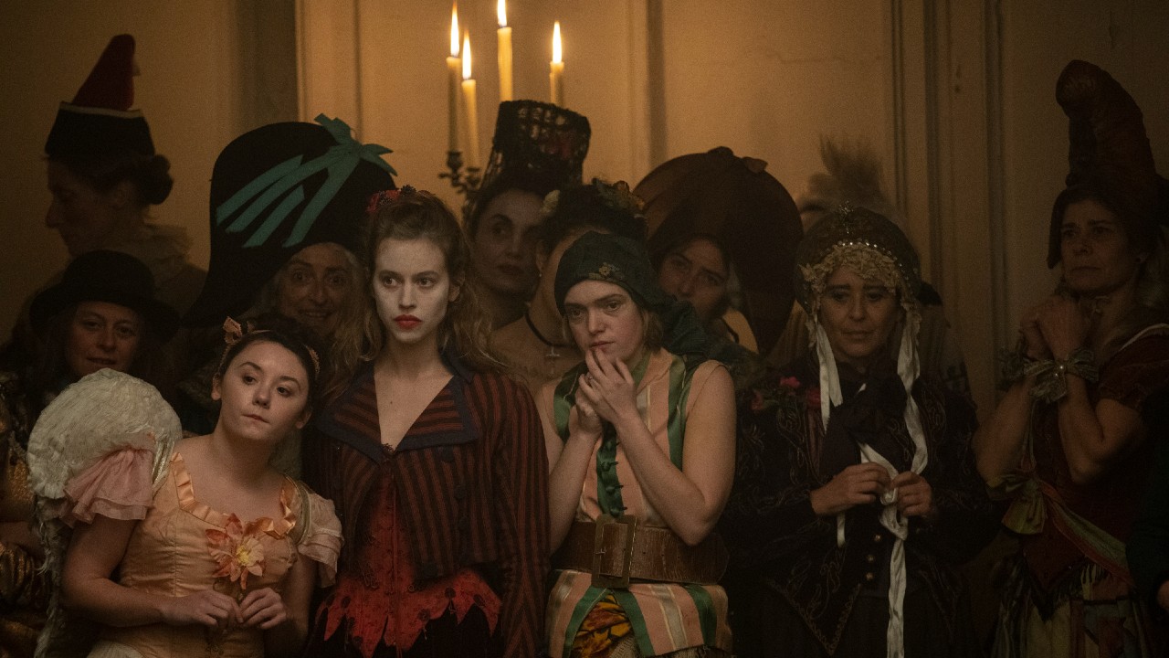 Jelenet Az őrült nők bálja című filmből (fotó: Jean-Louis Fernandez, Prime Video)