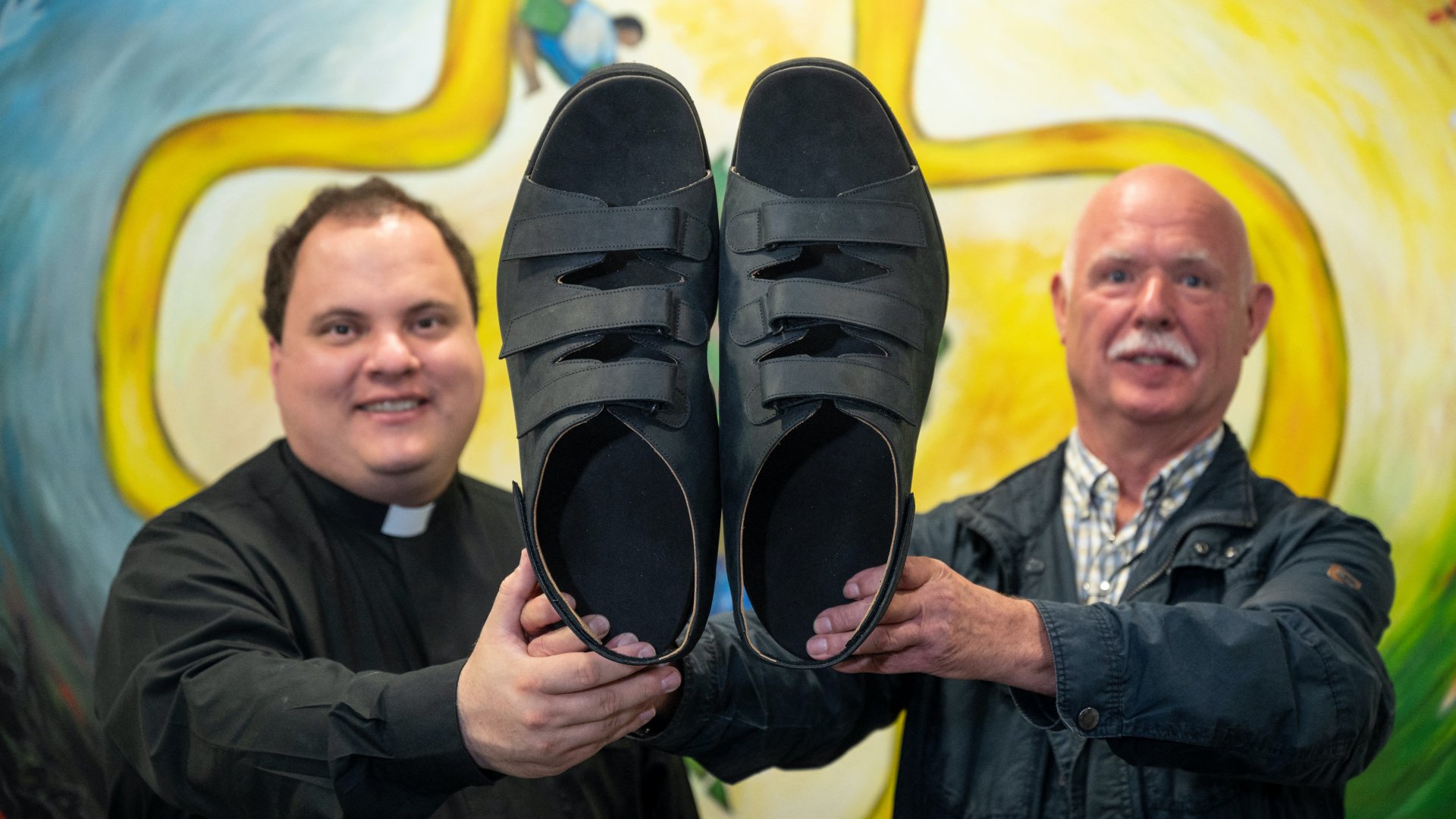 Új cipőt kapott a világ legnagyobb lábú embere