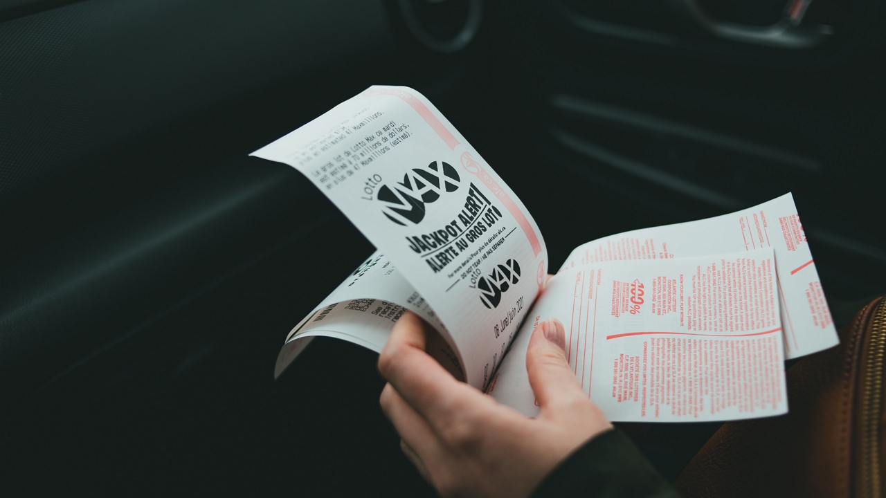 Holtan találtak egy amerikai férfit nyertes lottószelvénnyel a zsebében