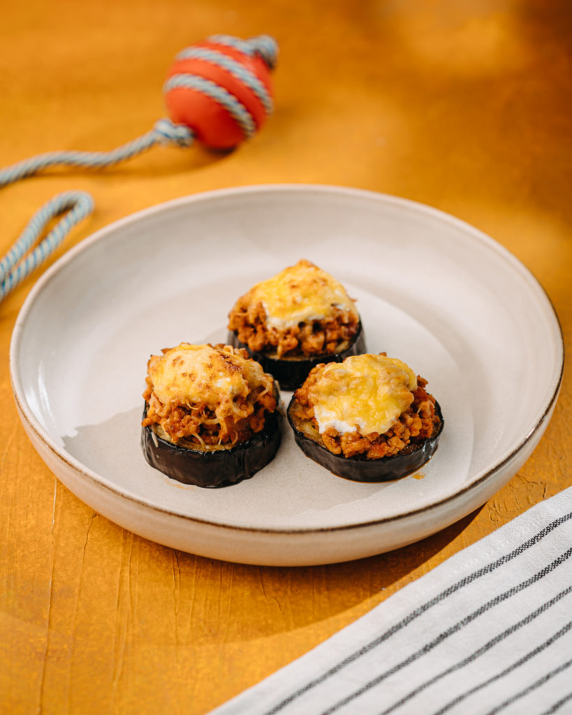 Mi a jó a kutyának: a táp, a nyers hús, házikoszt, vagy esetleg a zöldséggel etetés?