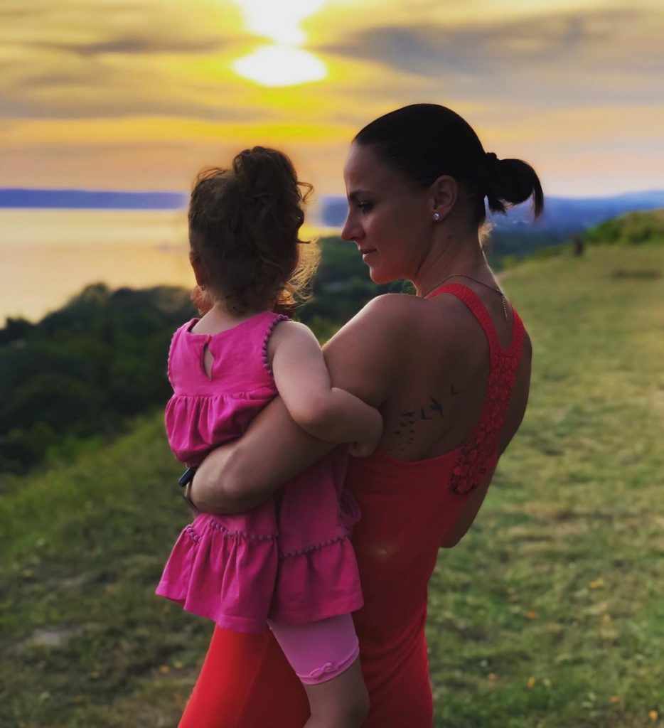 Péter Szabó Szilvia kislánya, Emma ötéves