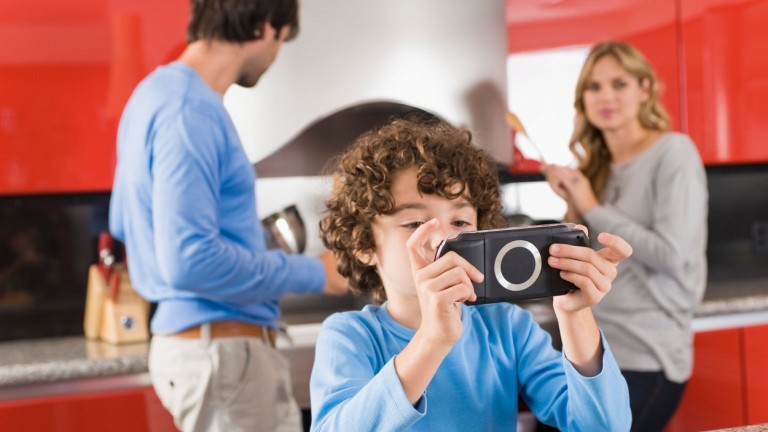 A gyerekek biztonságára online játék közben is ügyelni kell. (fotó: profimedia.hu)