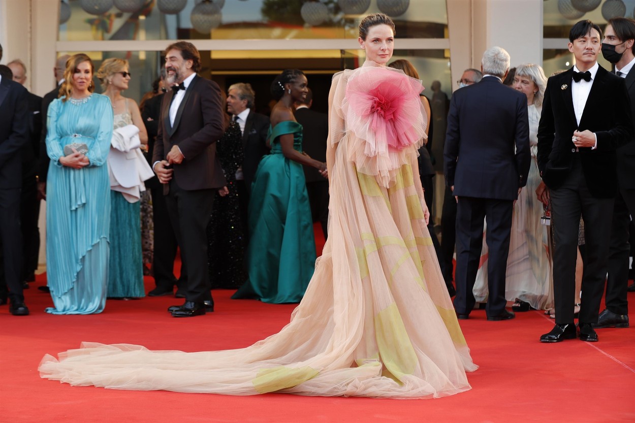 Rebecca Ferguson Christian Dior estélyi ruhában a Velencei Filmfesztiválon.