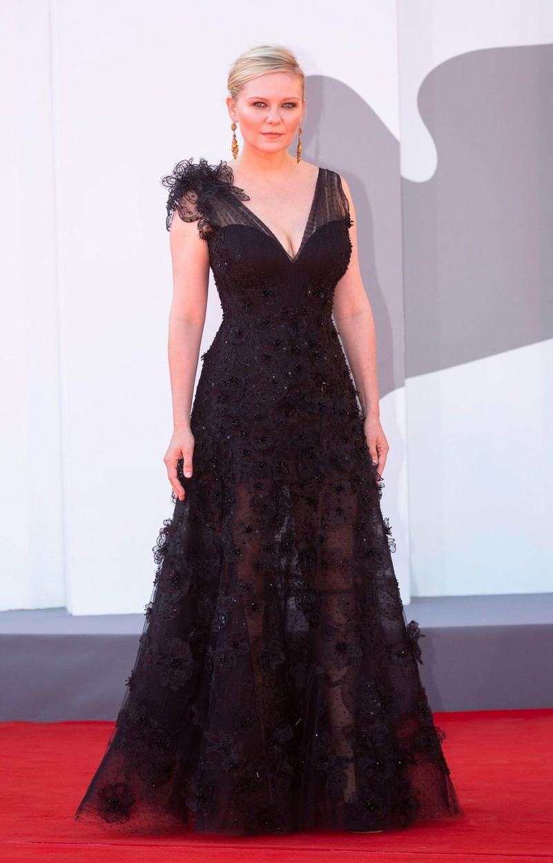 Kirsten Dunst Giorgio Armani estélyi ruhában a Velencei Filmfesztiválon.