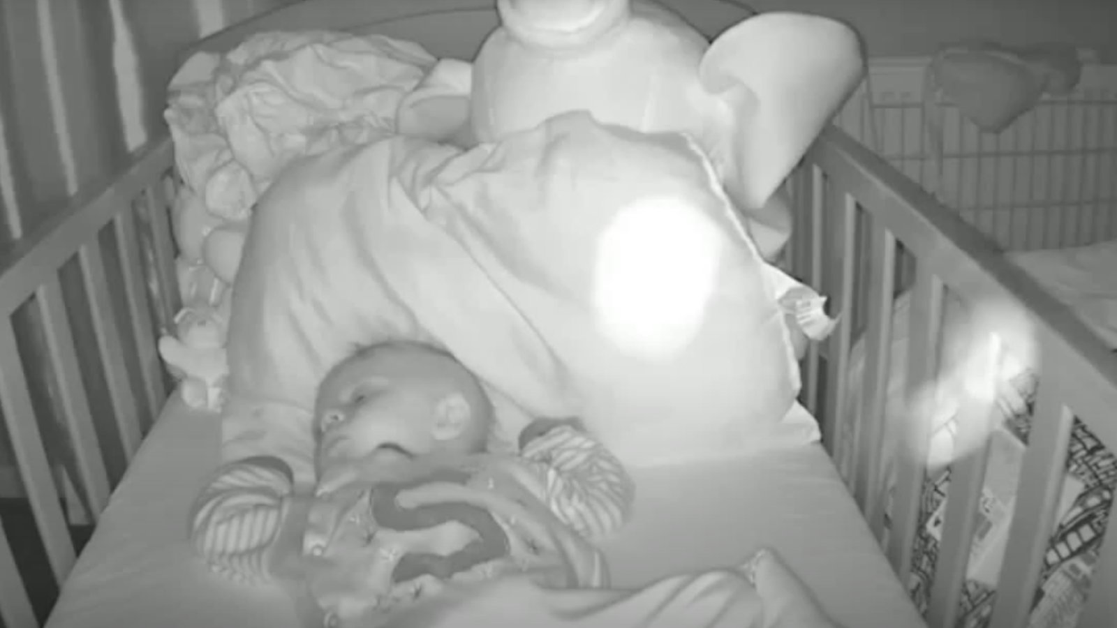 Szellem a bébiőr videóján