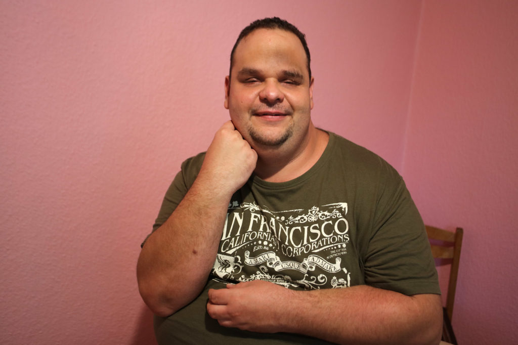 Egyedül neveli lányát a látássérült Viktor