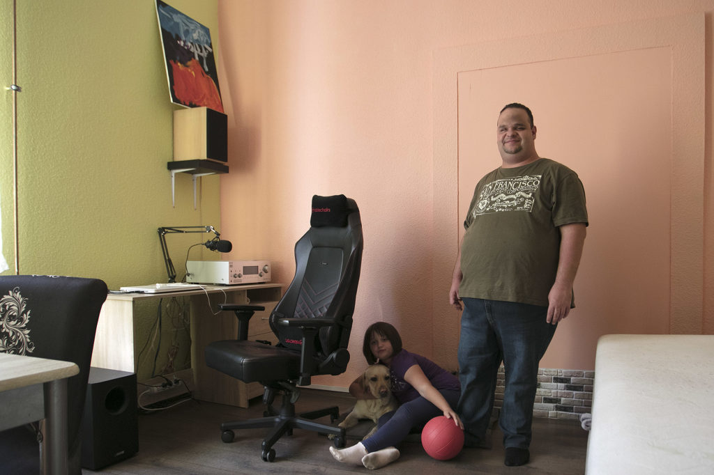 Egyedül neveli lányát a látássérült Viktor