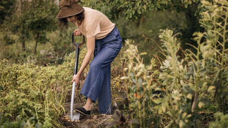 Egy jó szerszámmal könnyű és örömteli az őszi kerti munka (fotó: FISKARS)