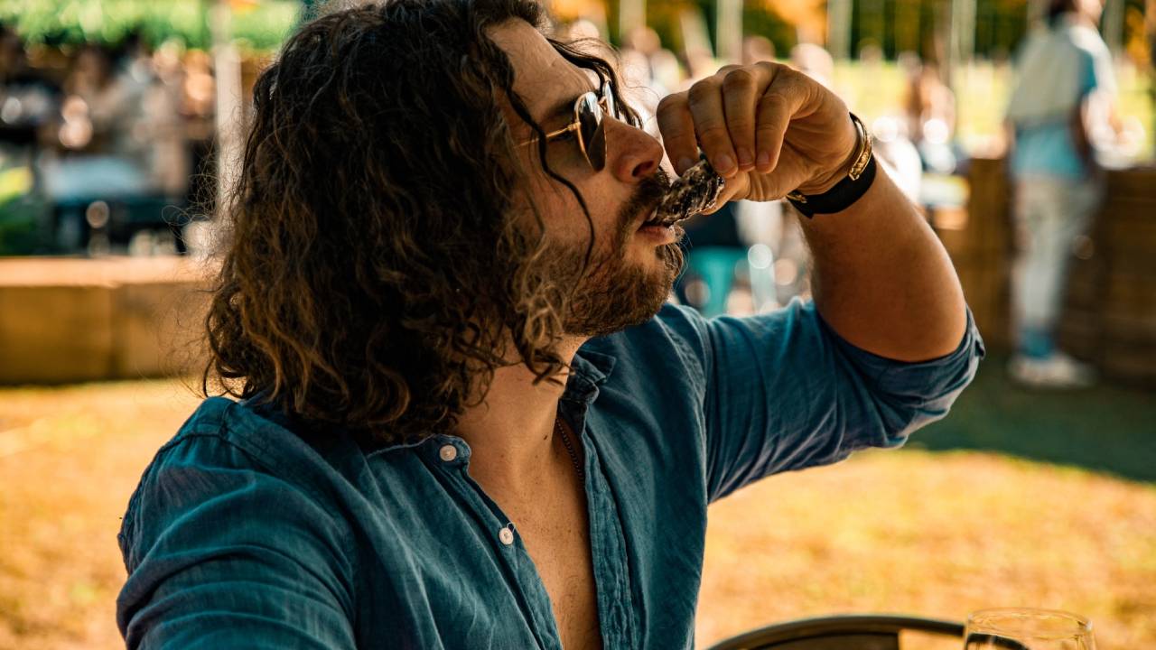 férfi osztrigát eszik