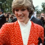 Lady Diana Spencer 1981-ben, két hónappal Károly herceggel kötött házasságuk előtt, Jasper Conran által tervezett, piros alapon fehér pöttyös ruhában.