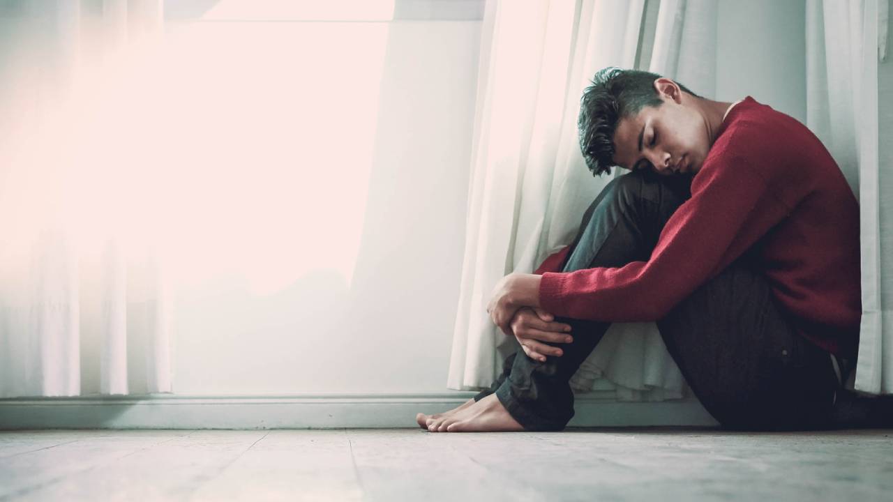 összetört szívű férfi