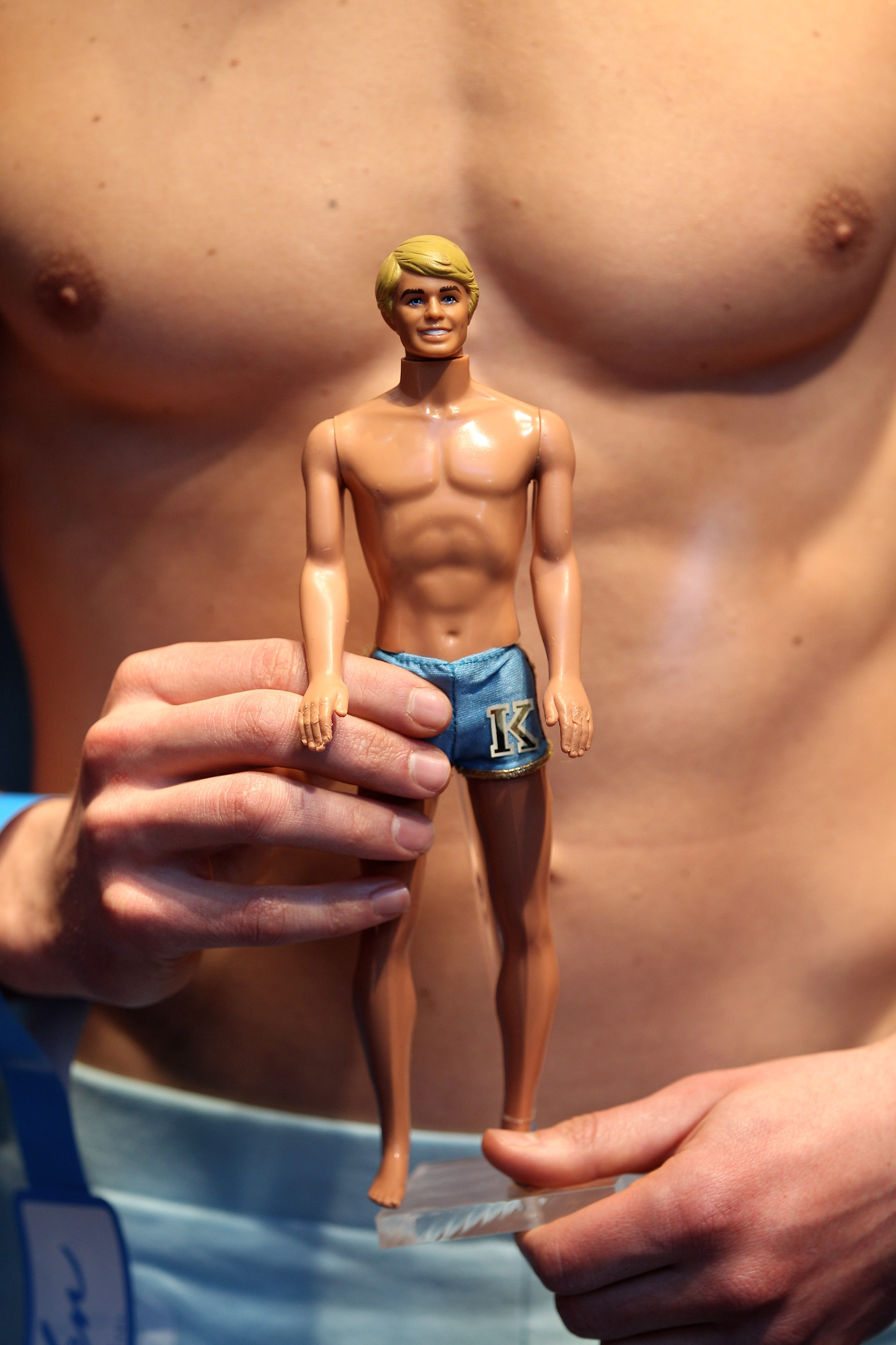 Ken és egy valódi kockahas (Photo by Miguel Villagran/Getty Images)