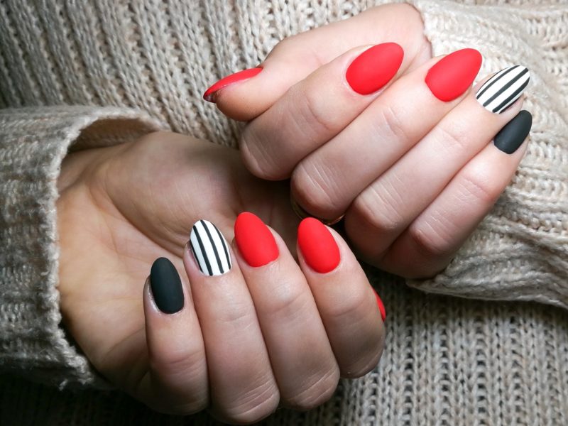 Vörös manikűr változatok