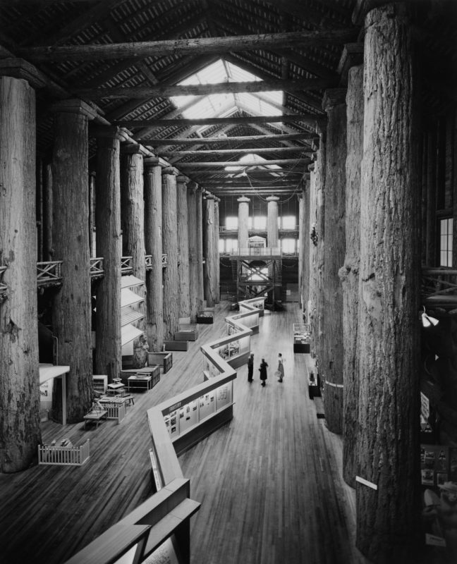 A világ legnagyobb rönkháza leégett