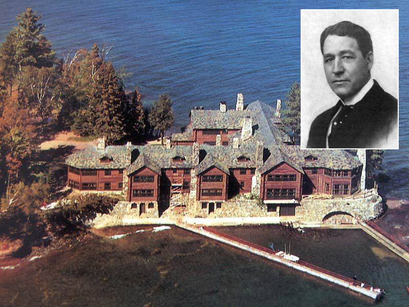 A világ legnagyobb rönkháza leégett