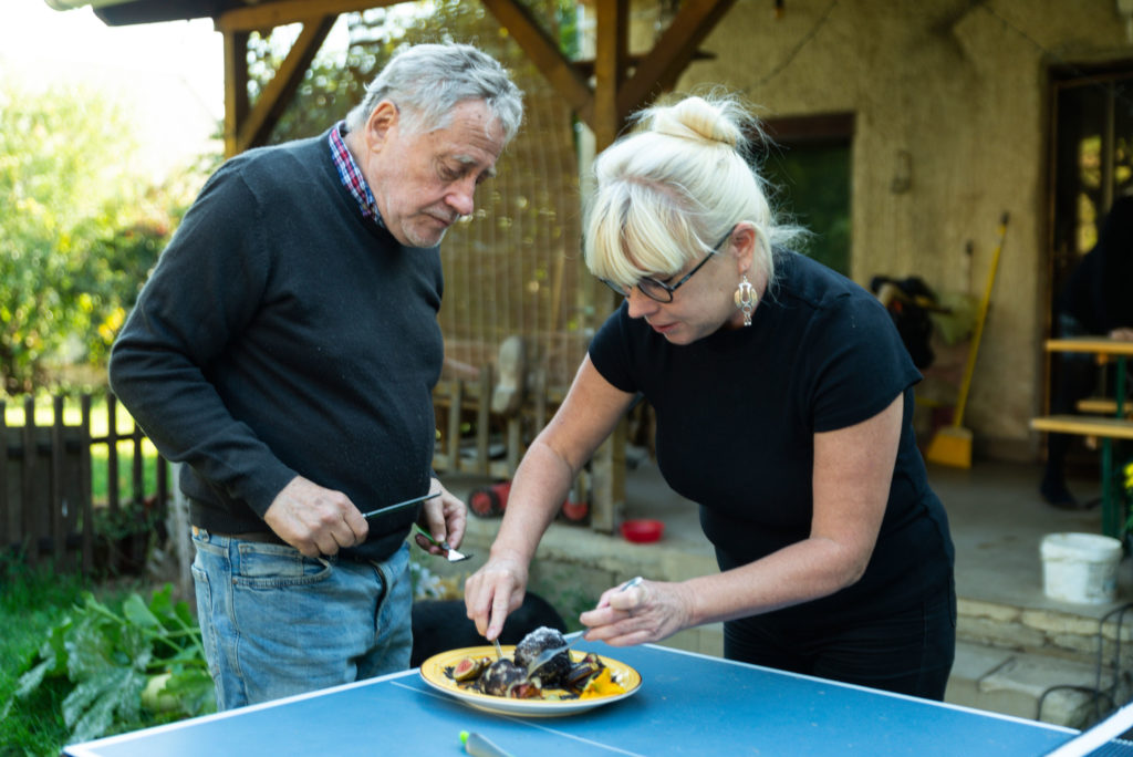Vendégségben Koltai Róbertnél, ahol az ominózus gombócdobálós jelenetről is lehullt a lepel