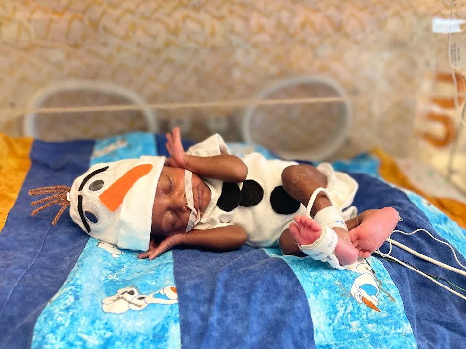 Halloweeni jelmezbe öltöztetett korababa