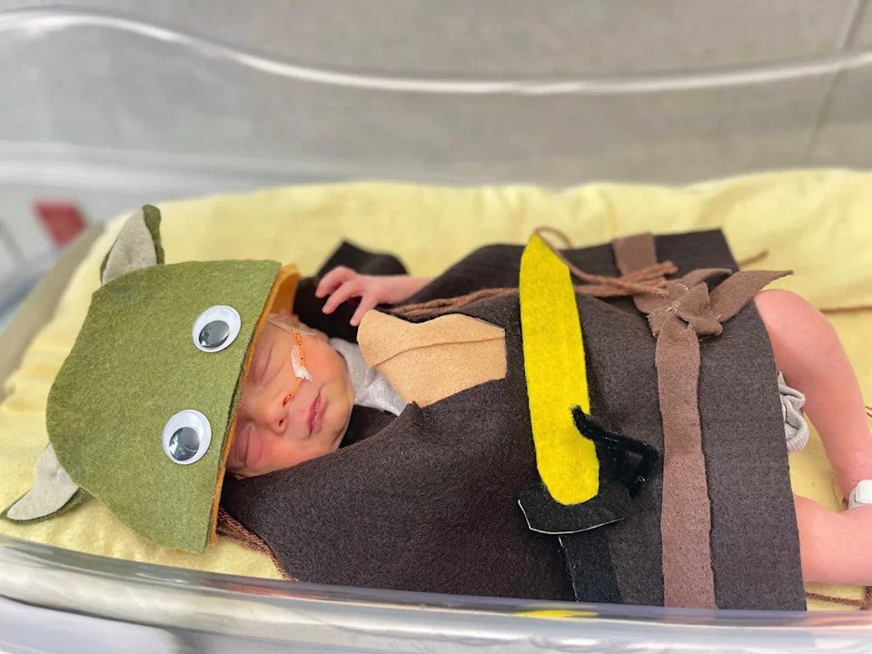 Halloweeni jelmezbe öltöztetett korababa