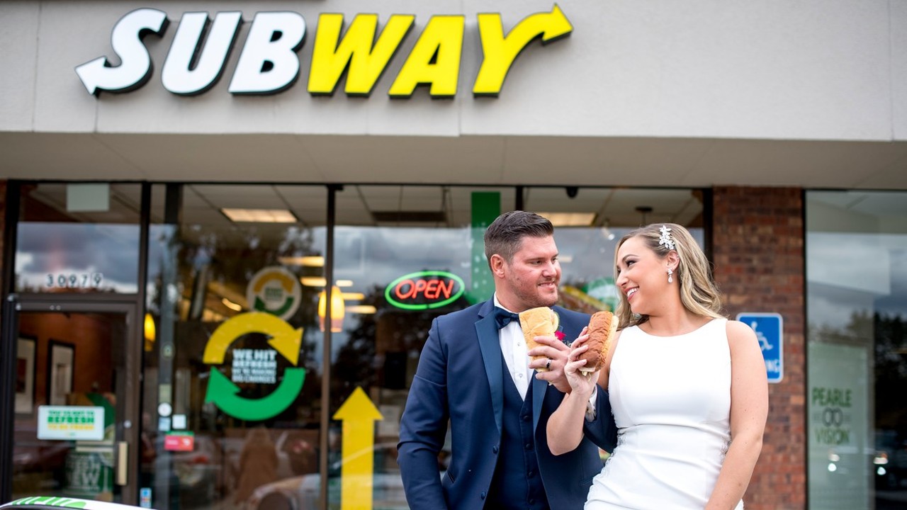 Egy Subway előtt készítették el az esküvői fotóikat