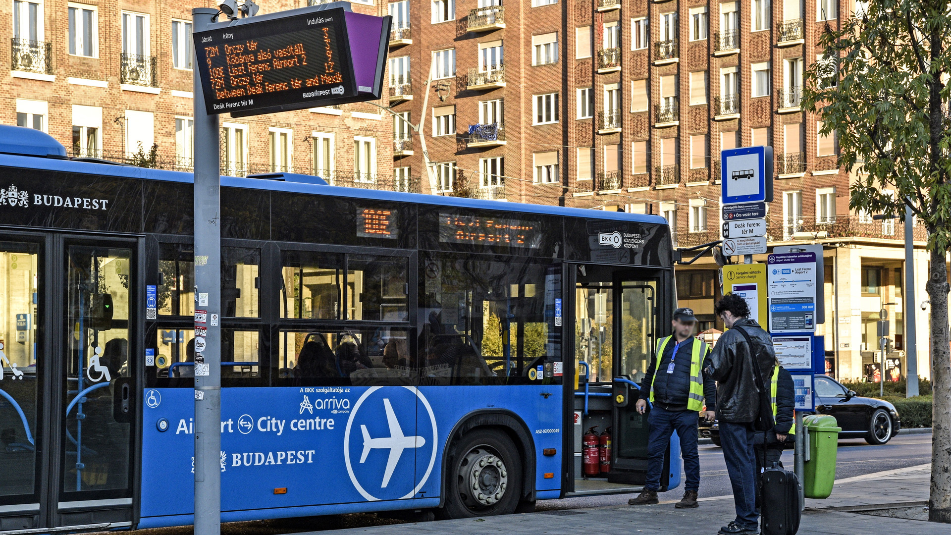 Indulásra vár a Budapesti Közlekedési Központ 100E jelzésű közvetlen repülőtéri járata a Deák Ferenc téren, amely a Liszt Ferenc nemzetközi repülőtérre közlekedik. / MTVA/Bizományosi: Róka László