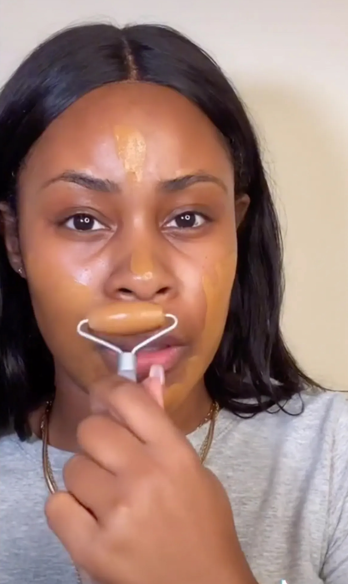 Avonna Sunshine tiktokker, akitől elterjedt a legújabb sminkhack.