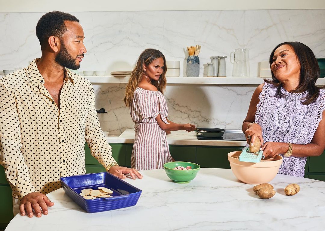 Chrissy Teigen celebszakácsnak sem utolsó.