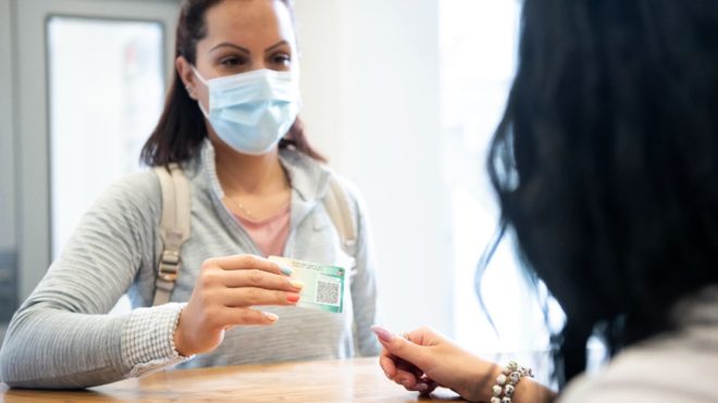 Az infektológus javaslata: újra vezessék be a védettségi igazolvány használatát