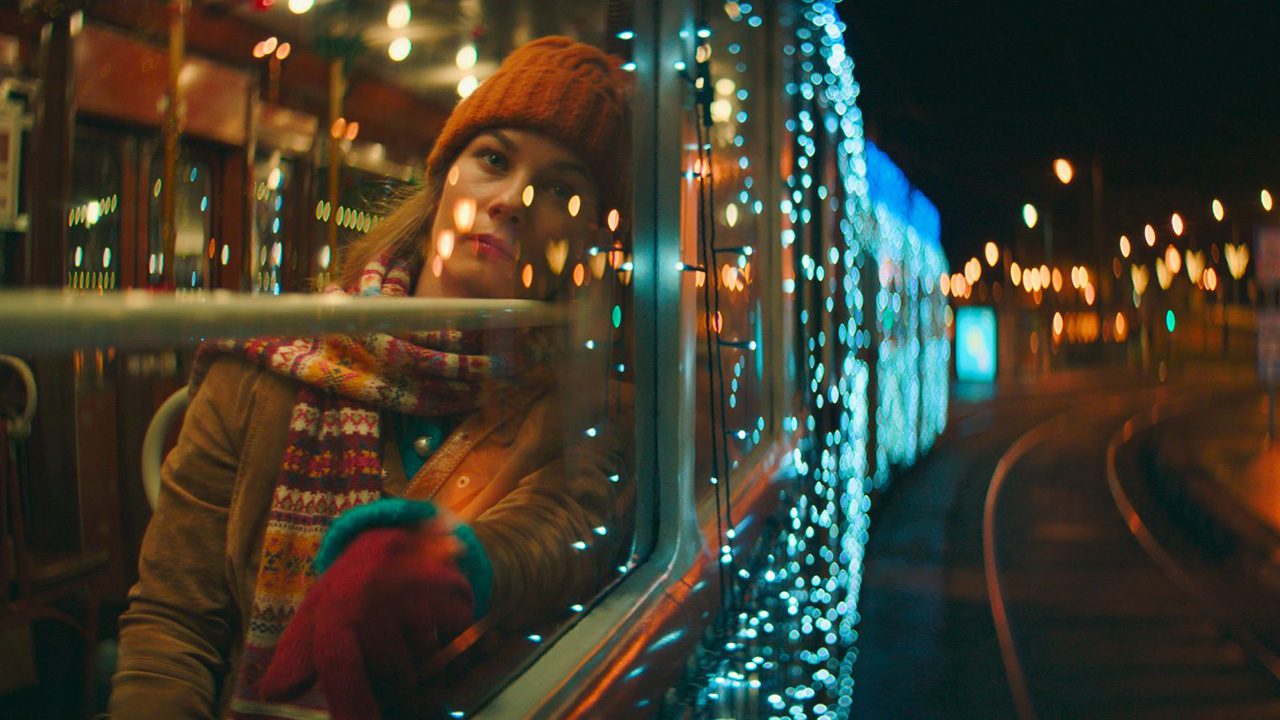 Nagykarácsony: magyar karácsonyi romkom a férfiasságában megalázott tűzoltóról, ami cseppet sem ciki