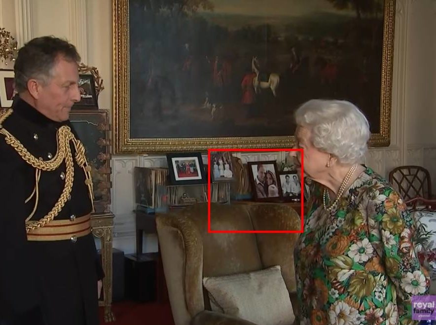 II. Erzsébet a dolgozószobájában