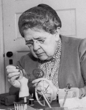 Frances Glessner Lee munka közben (fotó: Wikipedia)