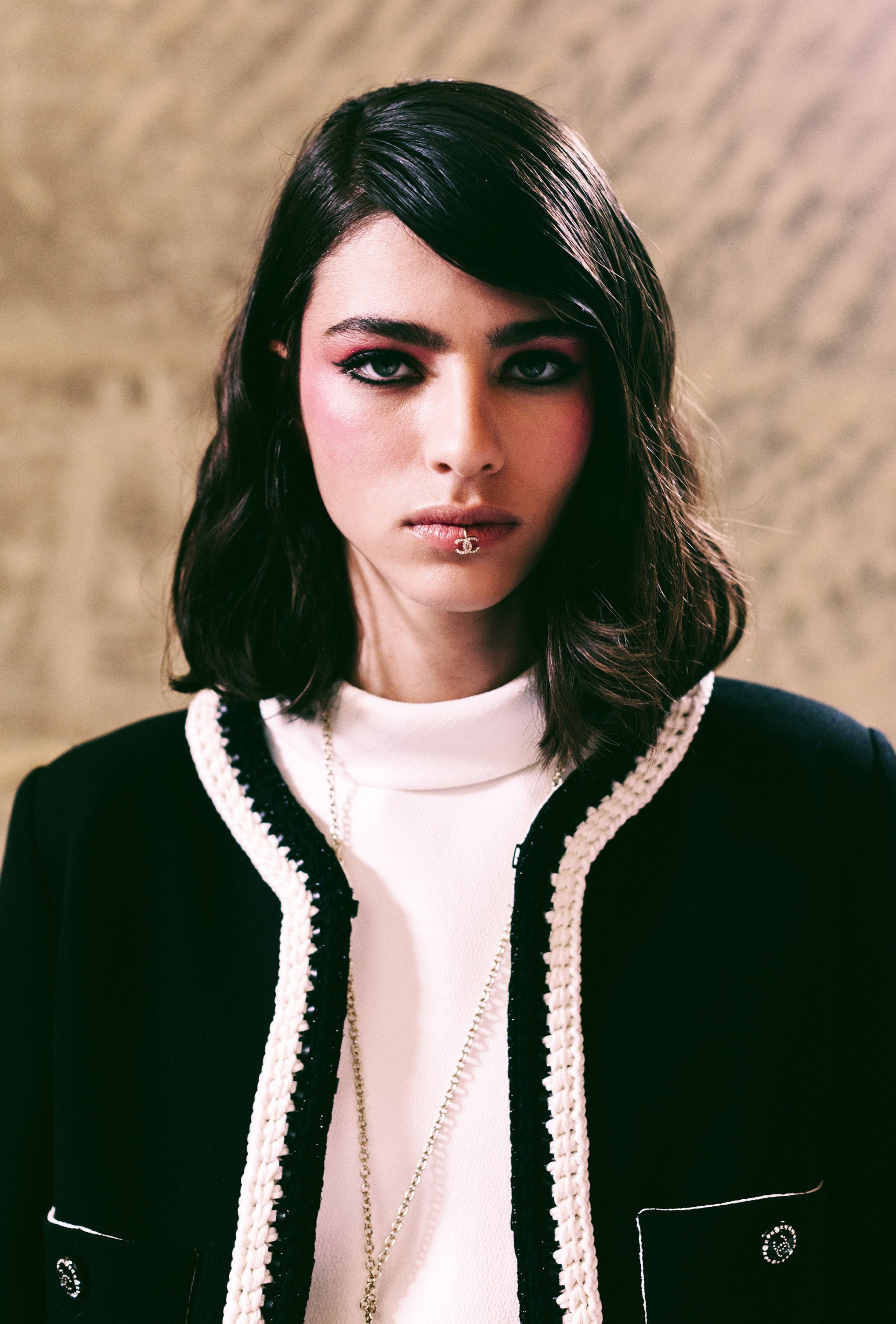 modell Chanel szájkarikával