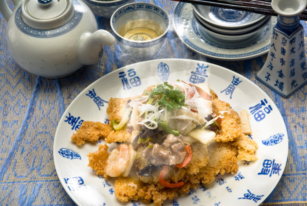 Ropogós okoge tenger gyümölcseivel (Fotó: Getty Images)