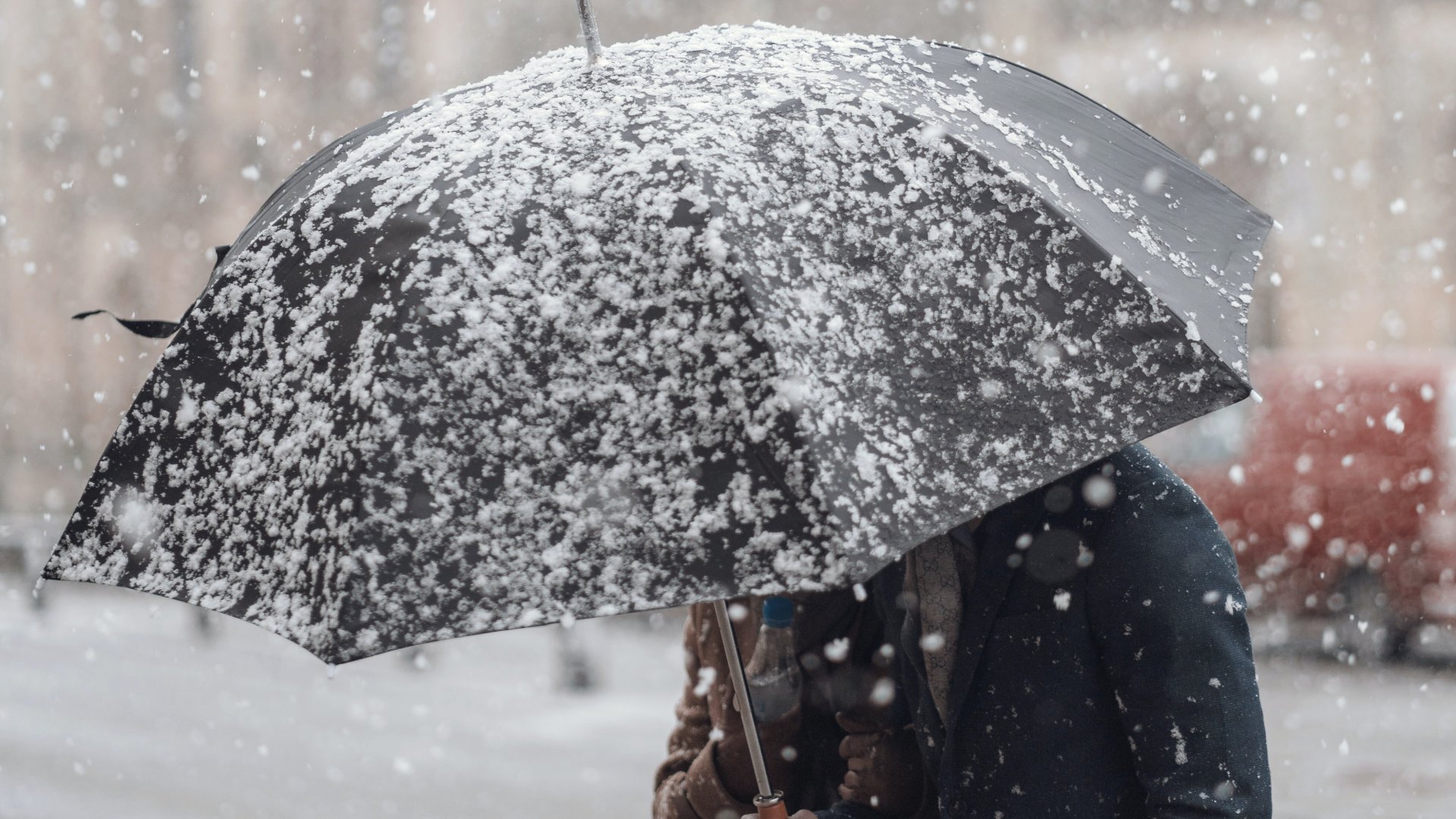 Esernyő alatt egy pár a havazásban