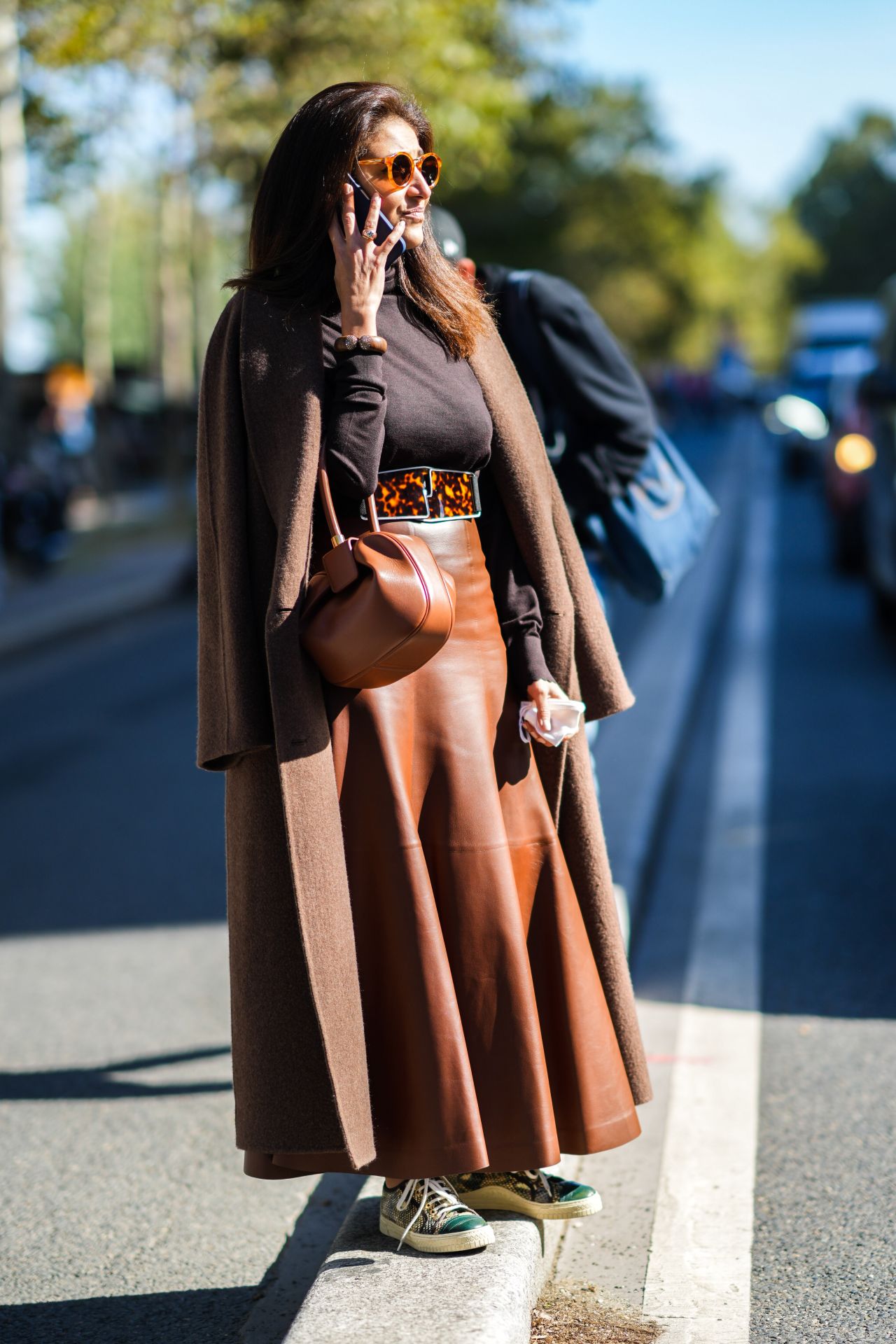 Sportcipővel is jól mutatnak a műbőr ruhák. 