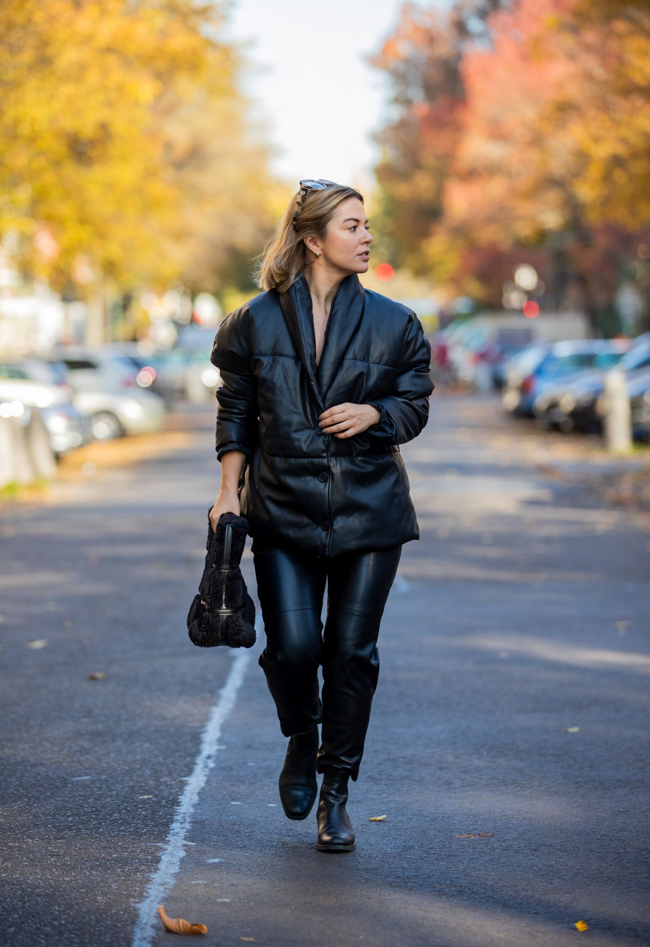 Street style talpig műbőrben.