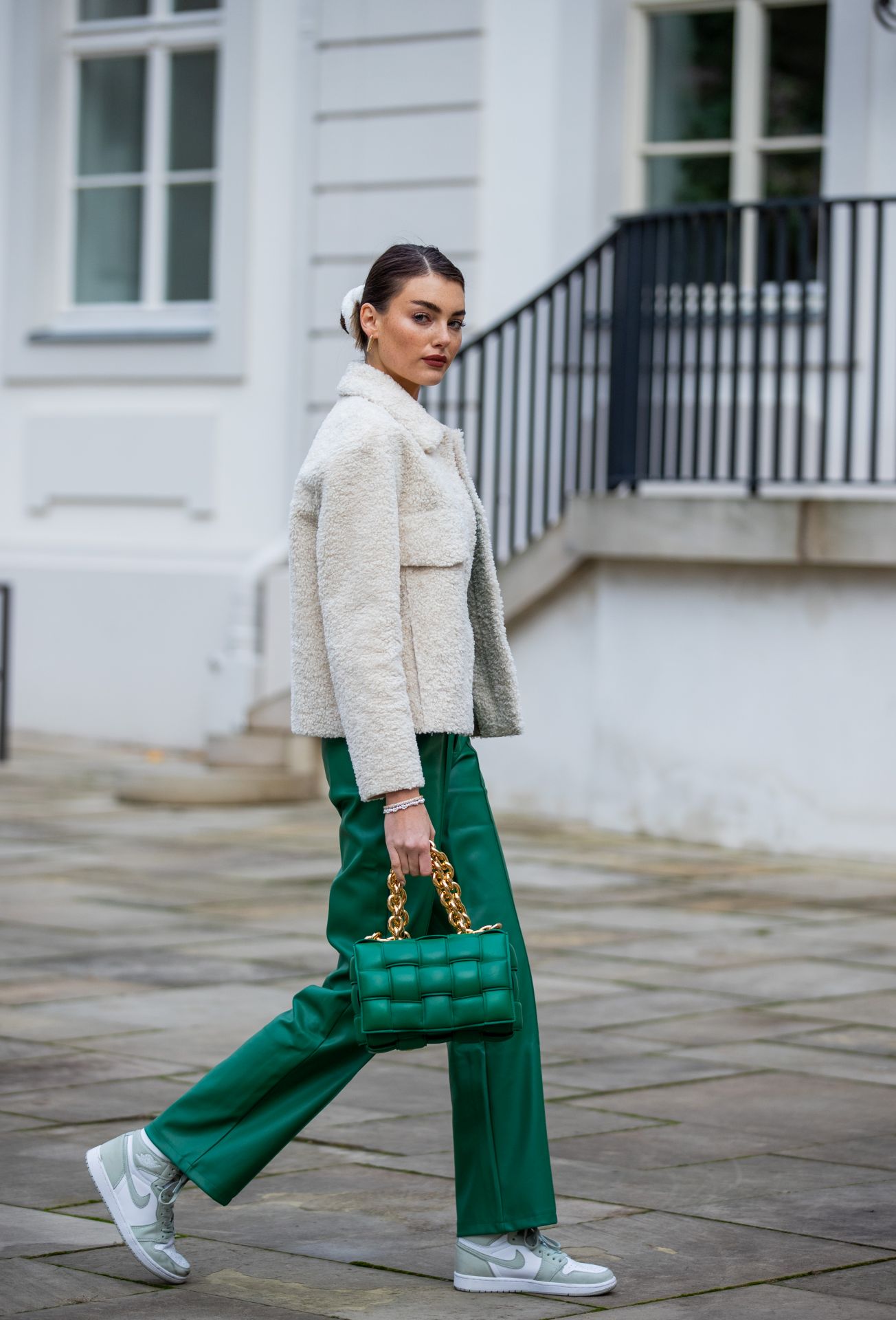 Élénk színekkel párosítva a műbőr anyag izgalmas frissességet kap, és így teljes szettünk is. 