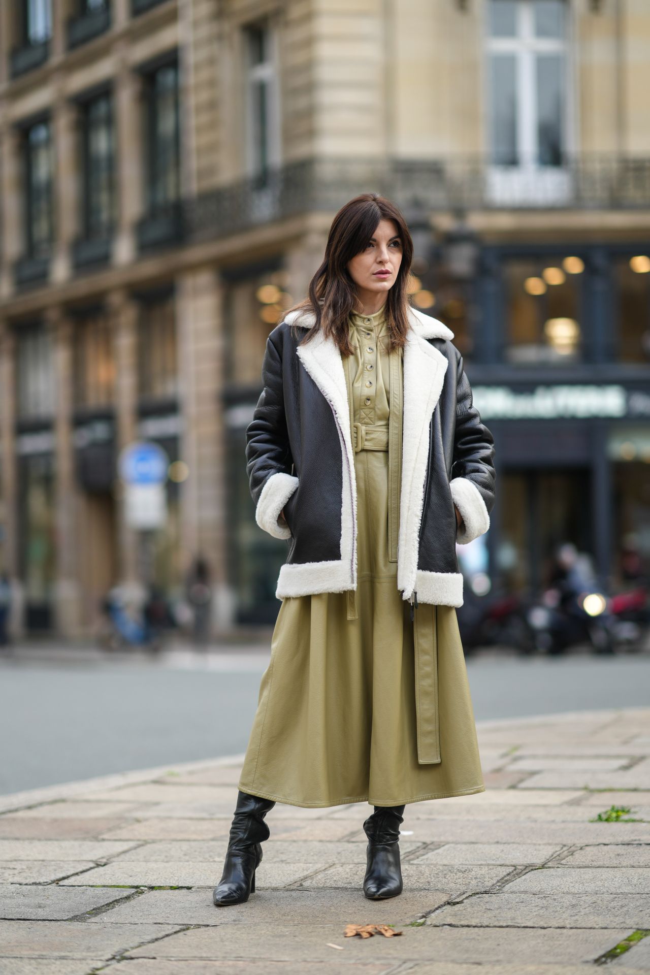 Khaki zöld ingruha, természetesen bőrből.