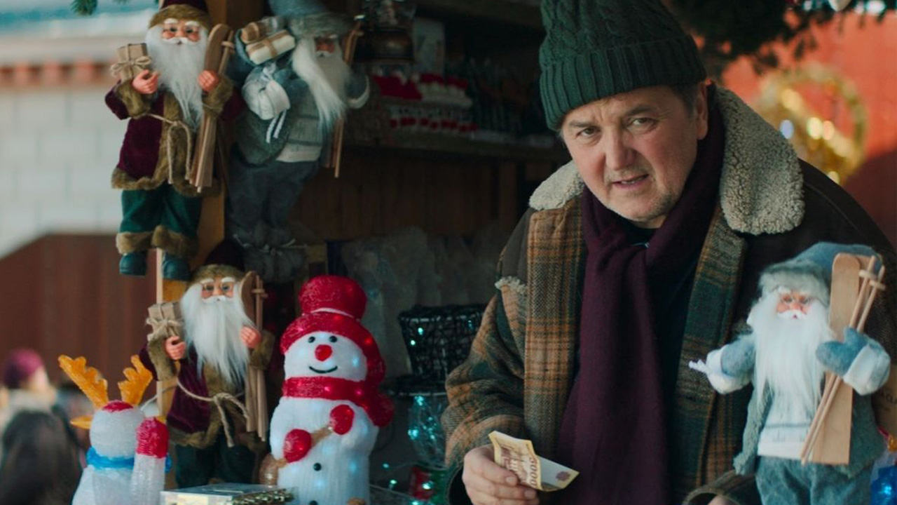 Nagykarácsony: magyar karácsonyi romkom a férfiasságában megalázott tűzoltóról, ami cseppet sem ciki