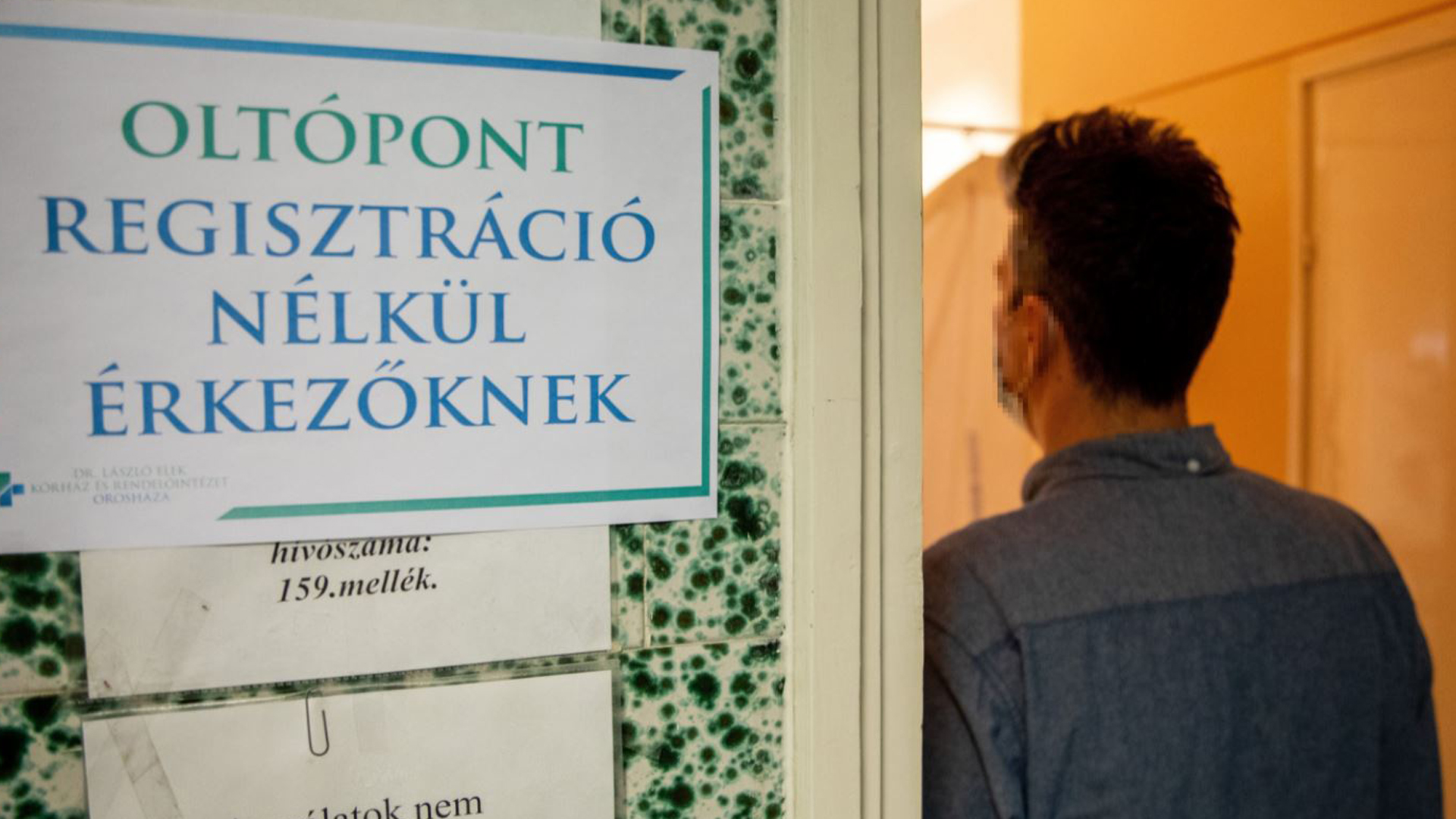 férfi áll az oltóponton az oltási akcióhéten