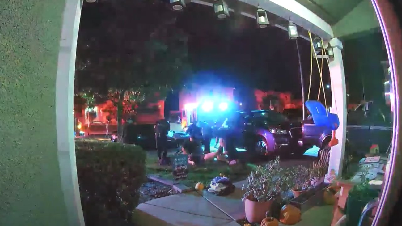 Az előkertben hozta világra a kisfiát, mindent felvett a kaputelefon